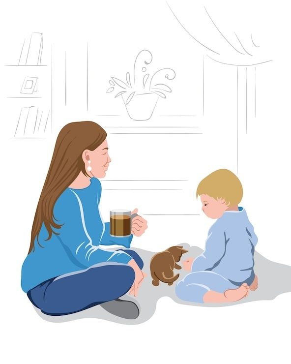Moeder en kind zitten samen rustig met thee in de woonkamer
