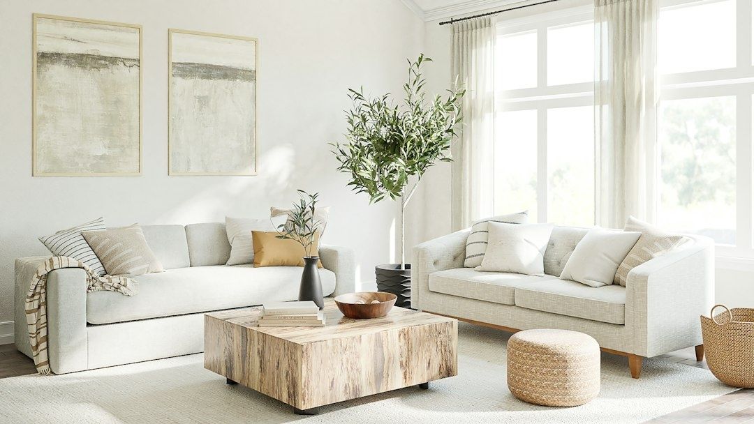 Rustige woonkamer met linnen banken, houten tafel en natuurlijke decoratie